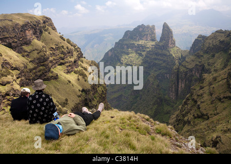 Gli escursionisti prendendo vita facile in Simien Mountains vicino Geech Foto Stock