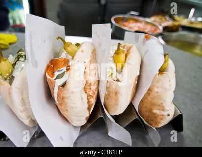 Falafel fresca servita in un pane pita. Foto Stock