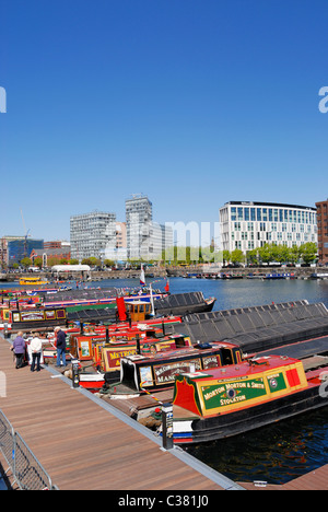 Narrowboats ormeggiata in banchina Salthouse ( Albert Dock tourist area ) in Liverpool Docks per la molla sul lungomare festival. Foto Stock