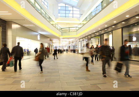 Gli amanti dello shopping all'interno di Union Square shopping mall in città di Aberdeen, Scozia, Regno Unito Foto Stock