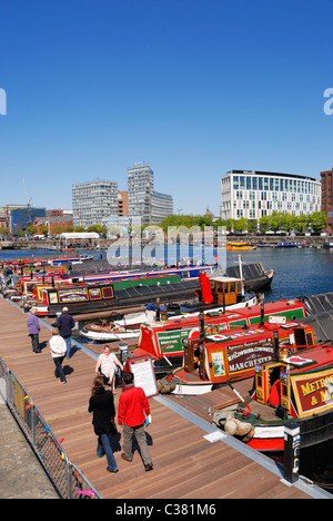 Narrowboats ormeggiata in banchina Salthouse ( Albert Dock tourist area ) in Liverpool Docks per la molla sul lungomare festival. Foto Stock