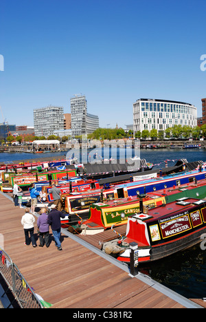Narrowboats ormeggiata in banchina Salthouse ( Albert Dock tourist area ) in Liverpool Docks per la molla sul lungomare festival. Foto Stock