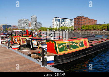 Narrowboats ormeggiata in banchina Salthouse ( Albert Dock tourist area ) in Liverpool Docks per la molla sul lungomare festival. Foto Stock