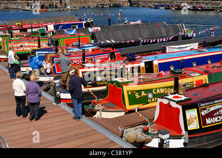 Narrowboats ormeggiata in banchina Salthouse ( Albert Dock tourist area ) in Liverpool Docks per la molla sul lungomare festival. Foto Stock
