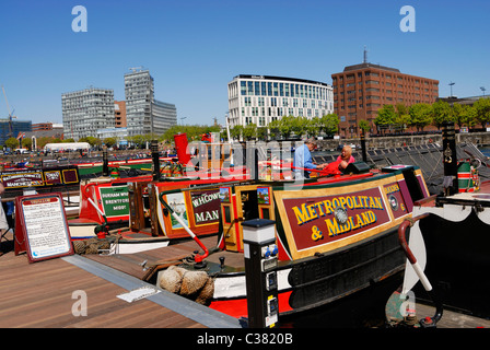 Narrowboats ormeggiata in banchina Salthouse ( Albert Dock tourist area ) in Liverpool Docks per la molla sul lungomare festival. Foto Stock