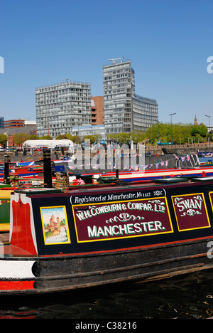 Narrowboats ormeggiata in banchina Salthouse ( Albert Dock tourist area ) in Liverpool Docks per la molla sul lungomare festival. Foto Stock