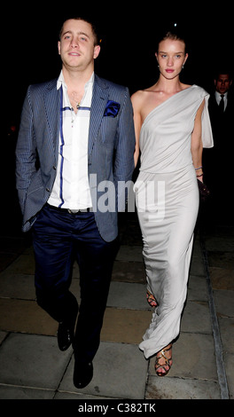 Tyrone Legno e Rosie Huntington-Whiteley Vogue Gucci la cena tenutasi presso la Saatchi Gallery - Partenze di Londra - Inghilterra - 01.04.09 Foto Stock