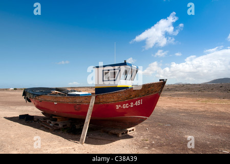 In legno barca di pesca al di fuori dell'acqua essendo riparato El Cotillo Fuerteventura Isole Canarie Foto Stock