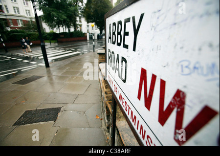 La famosa zona pedonale al di fuori di Abbey Road Studios utilizzato dai Beatles sul loro album Abbey Road, Londra. Foto Stock