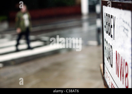 La famosa zona pedonale al di fuori di Abbey Road Studios utilizzato dai Beatles sul loro album Abbey Road, Londra. Foto Stock