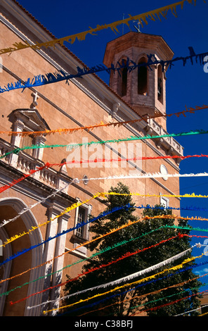 Bunting che decorano la strada per il festival Mare de Deu de Gracia a Mahon, isola di Menorca, Isole Baleari, Spagna Foto Stock