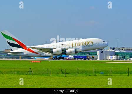 Emirates Airbus A380-800 decolla a Manchester. Foto Stock