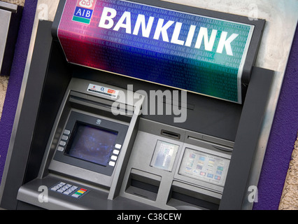 Un AIB bancomat al di fuori di una filiale a Roscommon, Irlanda occidentale. Foto Stock