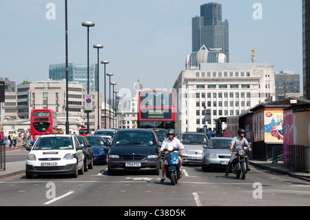 Il traffico sul ponte di Londra, London, Regno Unito Foto Stock