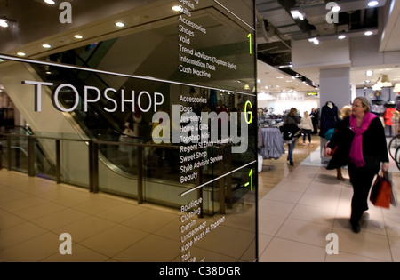 Interno del flagship Topshop store su Oxford Street. Parte del gruppo di Arcadia. Foto Stock