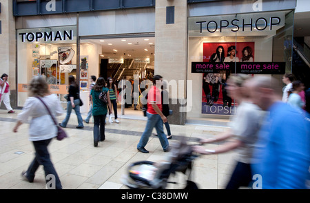 La gente passa di fronte a una succursale di Topshop/Topman, Cambridge. Parte del gruppo Arcadia Foto Stock