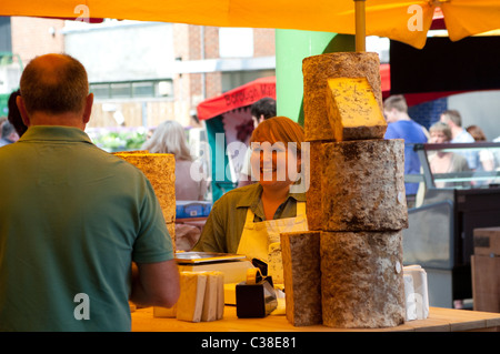 Pressione di stallo di formaggio, Borough Market, Southwark, Londra, Regno Unito Foto Stock