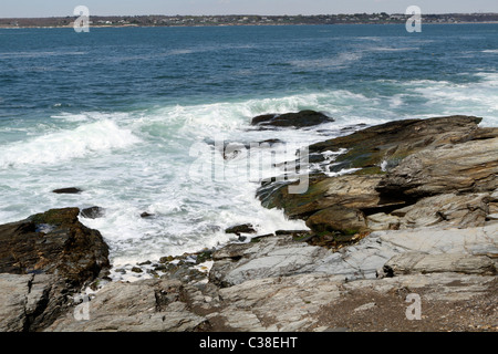 La costa rocciosa vicino al faro di coda di castoro. Jamestown, Rhode Island, STATI UNITI D'AMERICA Foto Stock