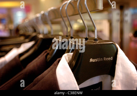 Una rotaia di tuta giacche e camicie all'interno di una Austin Reed store. Foto Stock