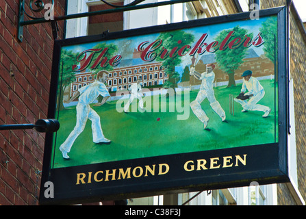 Segno di un pub su Richmond Green; Pubschild in Richmond sono verde Foto Stock