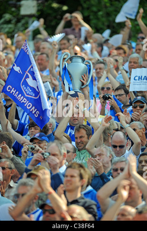 Brighton e Hove Albion gli appassionati di calcio di festeggiare la conquista del campionato npower 1 TITOLO 30 Aprile 2011 Foto Stock