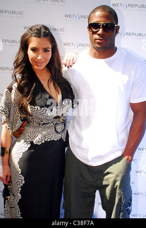 Kim Kardashian e Reggie Bush frequentare la Repubblica umido a MGM Grand. Las Vegas, Nevada - 28.03.09 Foto Stock