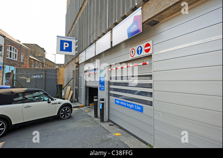 Un sicuro parcheggio in Providence Place London Road area di Brighton con porte metalliche per l'ingresso nel Regno Unito Foto Stock