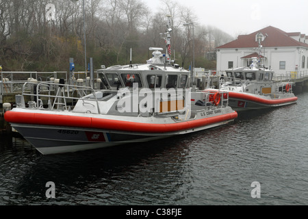 US Coast Guard barche ormeggiate su un nebbioso giorno presso la Collina del Castello Coast Guard Facility. Newport, Rhode Island, STATI UNITI D'AMERICA Foto Stock