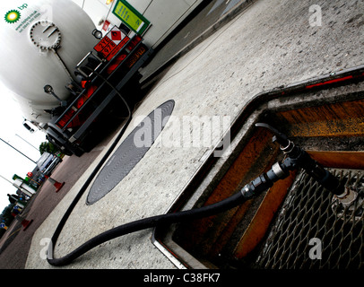 Un BP carrello il riempimento le pompe in corrispondenza di una stazione di benzina. Foto Stock