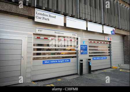 Un sicuro parcheggio in Providence Place London Road area di Brighton con porte metalliche per l'ingresso nel Regno Unito Foto Stock