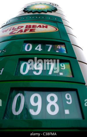 Un BP scheda prezzo che mostra la benzina e il gasolio prezzi a partire da 2007. Foto Stock