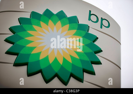 BP firmare al di fuori di una stazione di benzina. Foto Stock