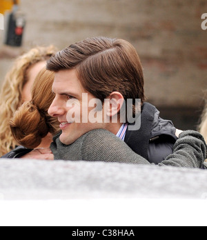 Amy Adams e Adam Scott hug sul set del loro nuovo film 'L'anno bisestile' riprese sul posto al Ristorante fuoco Dublin, Irlanda - Foto Stock