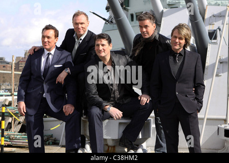 Martin Kemp, Gary Kemp, Tony Hadley, John Keeble e Steve Norman Foto chiamata per Spandau Ballet riforma tenutasi il dispositivo HMS Foto Stock