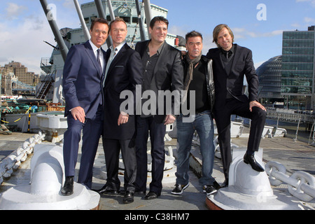 Martin Kemp, Gary Kemp, Tony Hadley, John Keeble e Steve Norman Foto chiamata per Spandau Ballet riforma tenutasi il dispositivo HMS Foto Stock