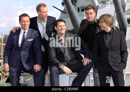 Martin Kemp, Gary Kemp, Tony Hadley, John Keeble e Steve Norman Foto chiamata per Spandau Ballet riforma tenutasi il dispositivo HMS Foto Stock