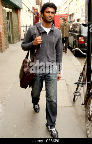 Sendhil Ramamurthy star di 'eroi a piedi attraverso il quartiere di Soho mentre si trasporta una borsa di Londra - Inghilterra - 14.04.09 Foto Stock