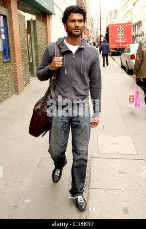 Sendhil Ramamurthy star di 'eroi a piedi attraverso il quartiere di Soho mentre si trasporta una borsa di Londra - Inghilterra - 14.04.09 Foto Stock