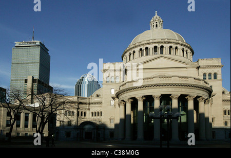 Skyline di Boston tra cui l'edificio prudenziali e la prima chiesa di Cristo scienziato, Boton, MA. Foto Stock