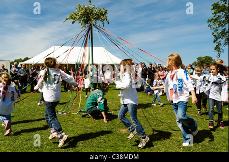 Villaggio Dilwyn show, Herefordshire, UK. Maypole dancing in Inghilterra. Studentesse danza attorno al maypole a molla fete. Foto Stock