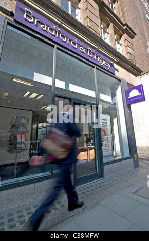 La gente passa di fronte a Bradford & Bingley branch, High Holborn, Londra. Ora parte del gruppo Santander Foto Stock