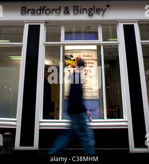 La gente passa di fronte a Bradford & Bingley ramo,Trinity Street, Cambridge. ora parte del gruppo Santander. Foto Stock