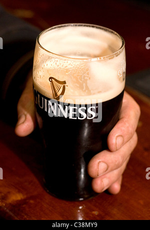 I clienti potranno godere di Guinness in Hells Kitchen Pub, Castlerea, nella contea di Roscommon, Irlanda. Foto Stock