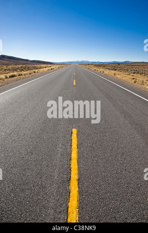 Lungo l'autostrada deserta, Nevada USA Foto Stock