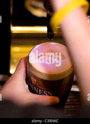 Una pinta di Guinness che viene tirata in Tully's Hotel Bar, Castlerea, nella contea di Roscommon, Irlanda. Foto Stock