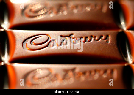 Immagine illustrativa od una barra di Cadbury's Bournville profondamente cioccolato fondente. Foto Stock