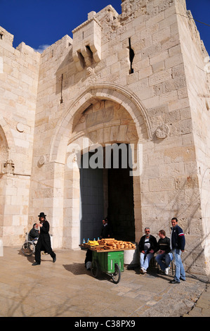 Israele, Gerusalemme, città vecchia Porta di Jaffa piazza fuori le mura vicino al David Citadel Foto Stock