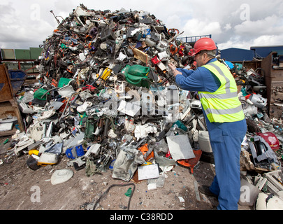 Scartati prodotti elettrici sono impilati in attesa di riciclaggio. Foto Stock