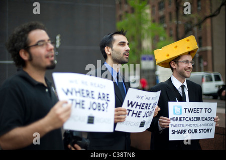 Membri della valigetta brigate e i loro sostenitori protestare di fronte a New York il senatore Kirsten Gillibrand dell'ufficio in NY Foto Stock