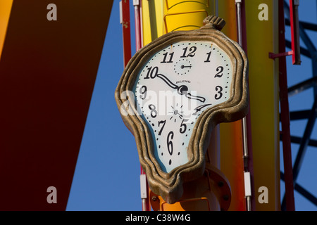 Orologio distorto faccia   Blackpool Pleasure Beach Parco divertimenti, Lancashire, Regno Unito Foto Stock